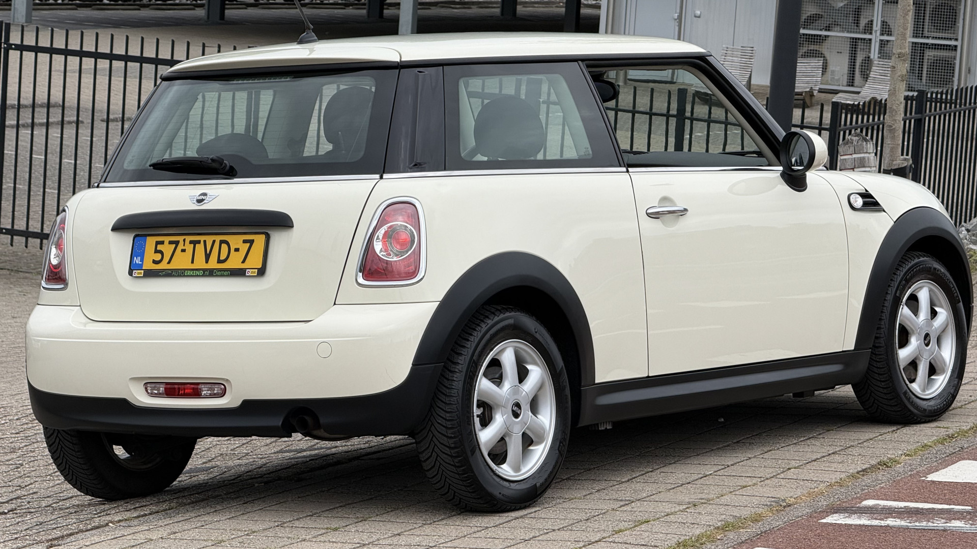 MINI 3-Deurs 1.6 One MINIMALIST Business Line 2012  35