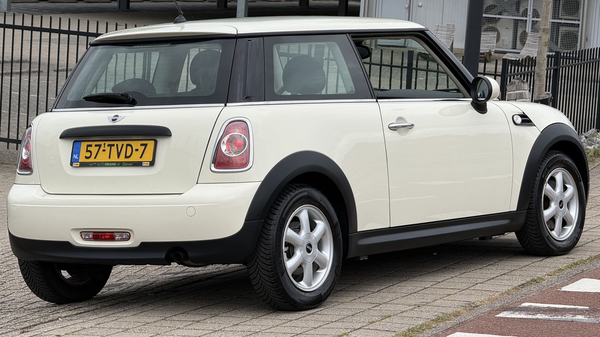 MINI 3-Deurs 1.6 One MINIMALIST Business Line 2012  4